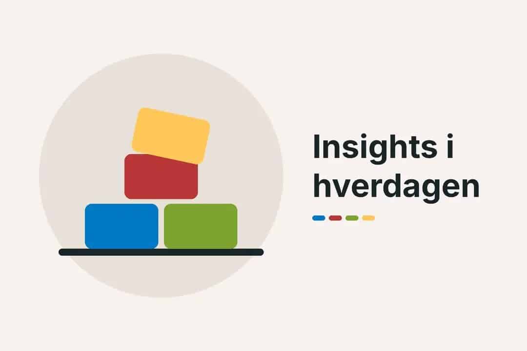 Illustration af farveklodser i IldRød, SolGul, SkovGrøn og HavBlå stablet på et skrivebord